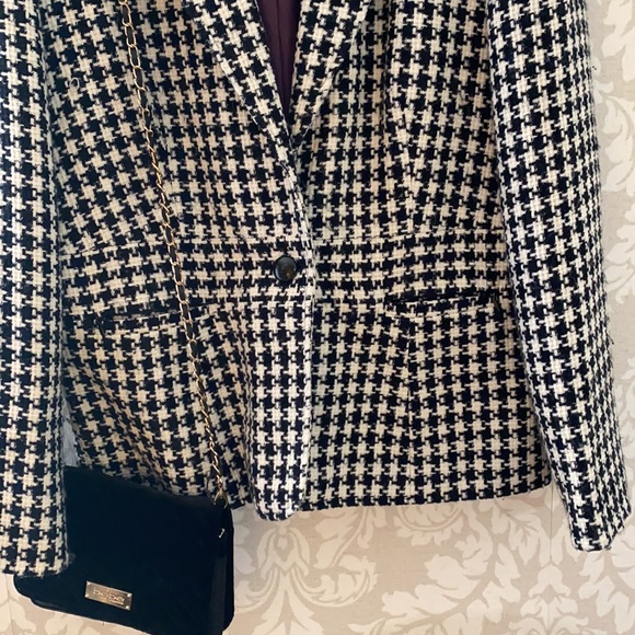 Black Button detail with pockets blazer by Signature Larry Levine - Picture 4 of 5